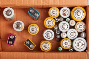 Gebruikte batterijen in een kartonnen doos