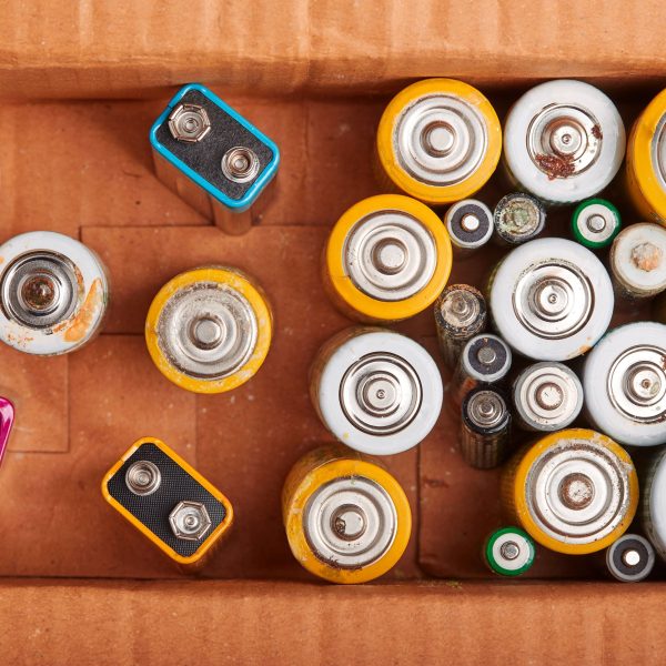 Gebruikte batterijen in een kartonnen doos