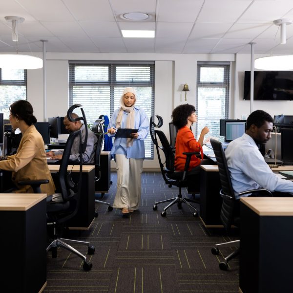 Mensen aan het werk met computers op kantoor