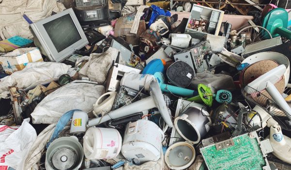 Afvalberg met e-waste