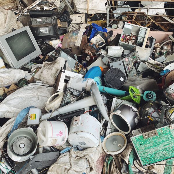 Afvalberg met e-waste